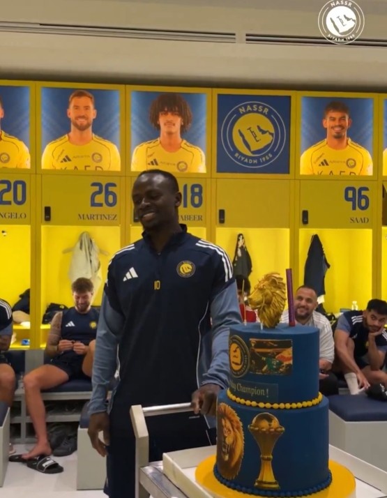 沙巴体育官网-C罗等队友鼓掌祝贺马内34岁生日，后者打趣：感谢为我过29岁生日